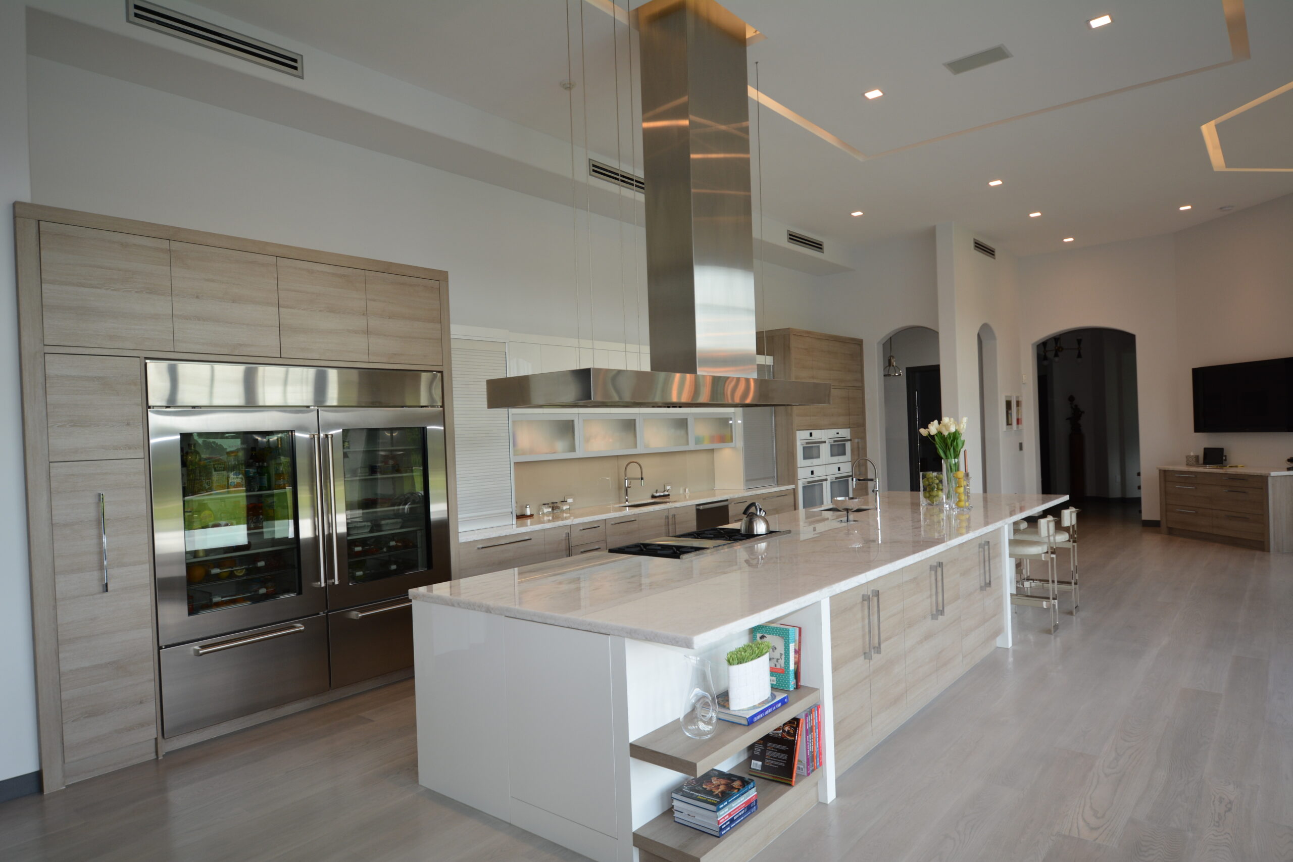 island kitchen ventilation in an open-concept custom kitchen.